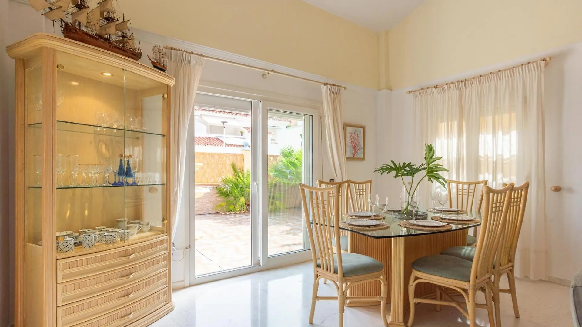 Villa Valentina - Renovated On Los Alamos Beach Torremolinos Spanje