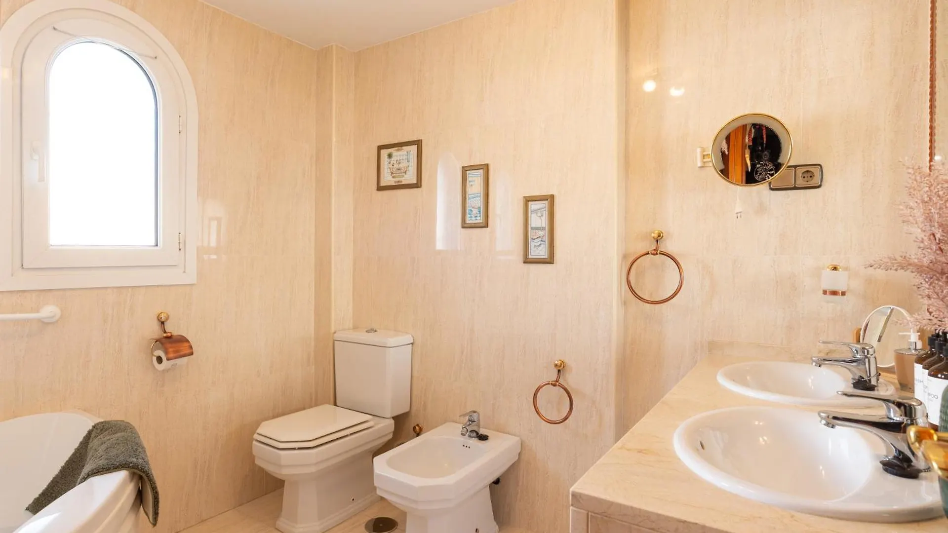 Villa Valentina - Renovated On Los Alamos Beach Torremolinos